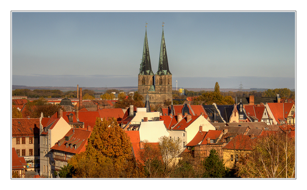 blick vom schloss auf die st. nikolai-kirche in quedlinburg