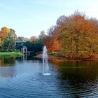 Blick vom Schloss Dyck auf die Wasserfontäne und den Schlosspark ...