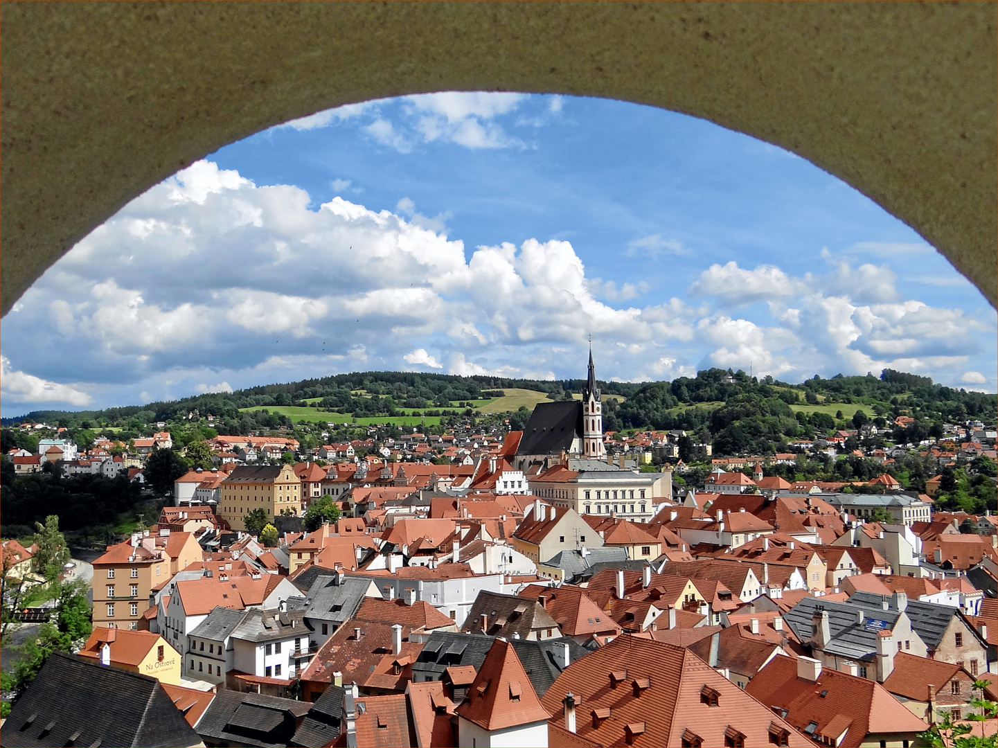 Blick vom Schloss in Ceské Krumlov über die Dächer zur St. Veit Kirche