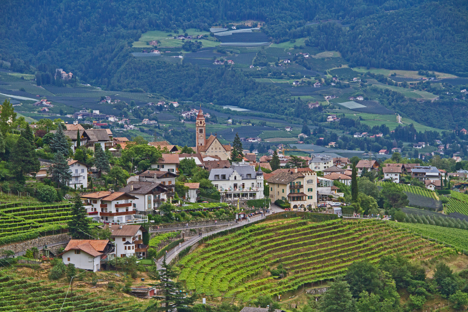 Blick vom Schloß Tirol auf Dorf Tirol