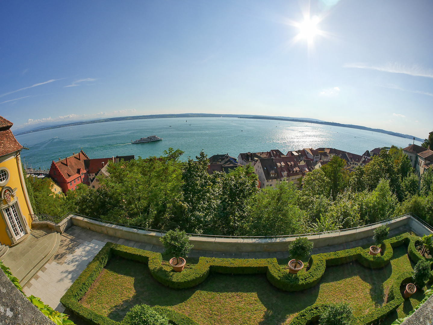 Blick vom Schloss über den See