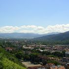 Blick vom Schlossberg über Freiburg zum Schwarzwald