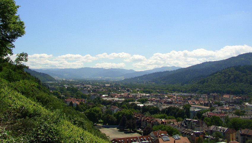 Blick vom Schlossberg über Freiburg zum Schwarzwald