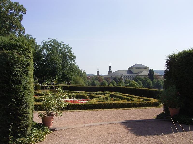 Blick vom Schlossgarten zum Staatstheater