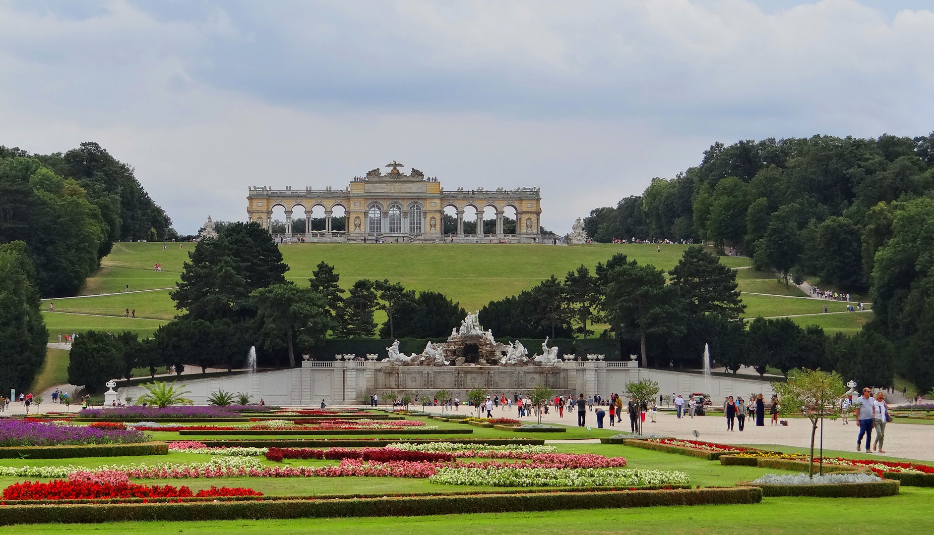 BLICK VOM SCHLOSSPARK SCHÖNBRUNN - WIEN .......