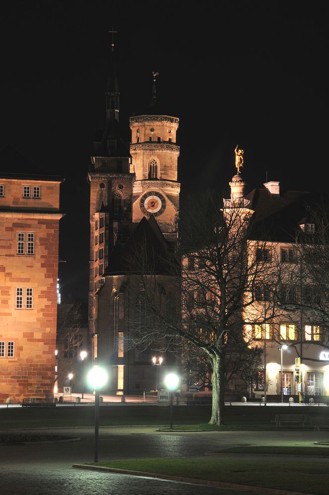 Blick vom Schlossplatz zur Stiftskirche bei Nacht