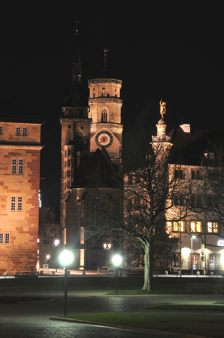 Blick vom Schlossplatz zur Stiftskirche bei Nacht