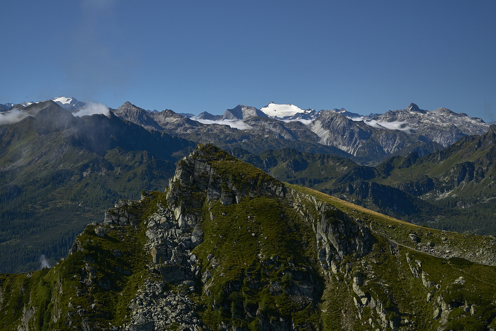 Blick vom Schober (2133 m) zum Rippeteck (2126 m)