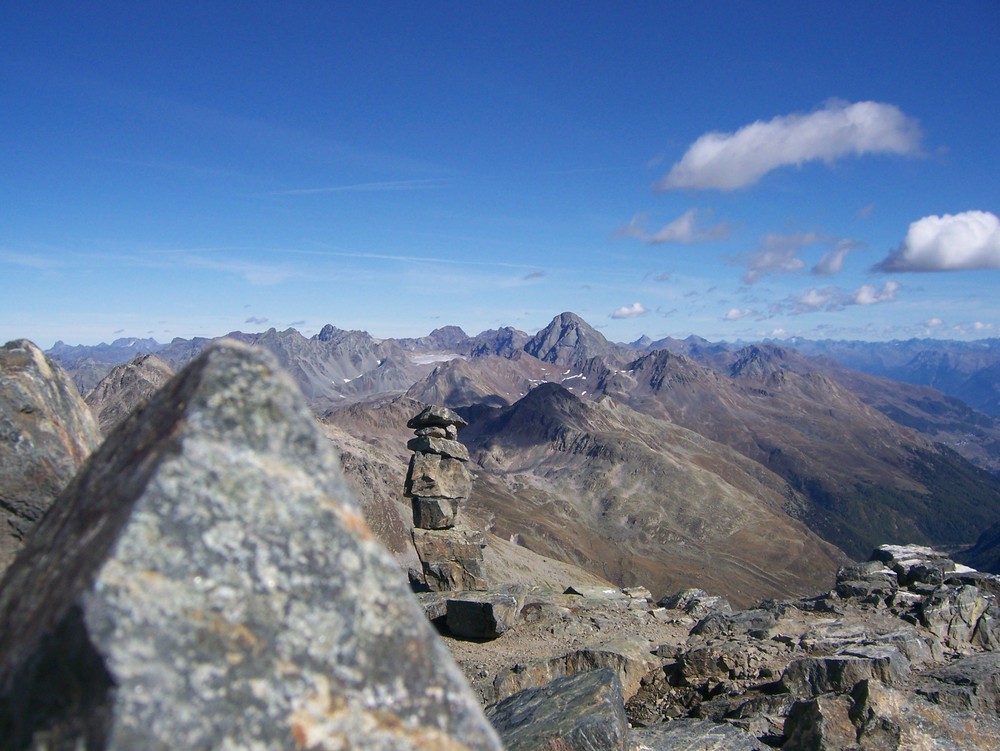 Blick vom Schwarzhorn auf den Piz Puin