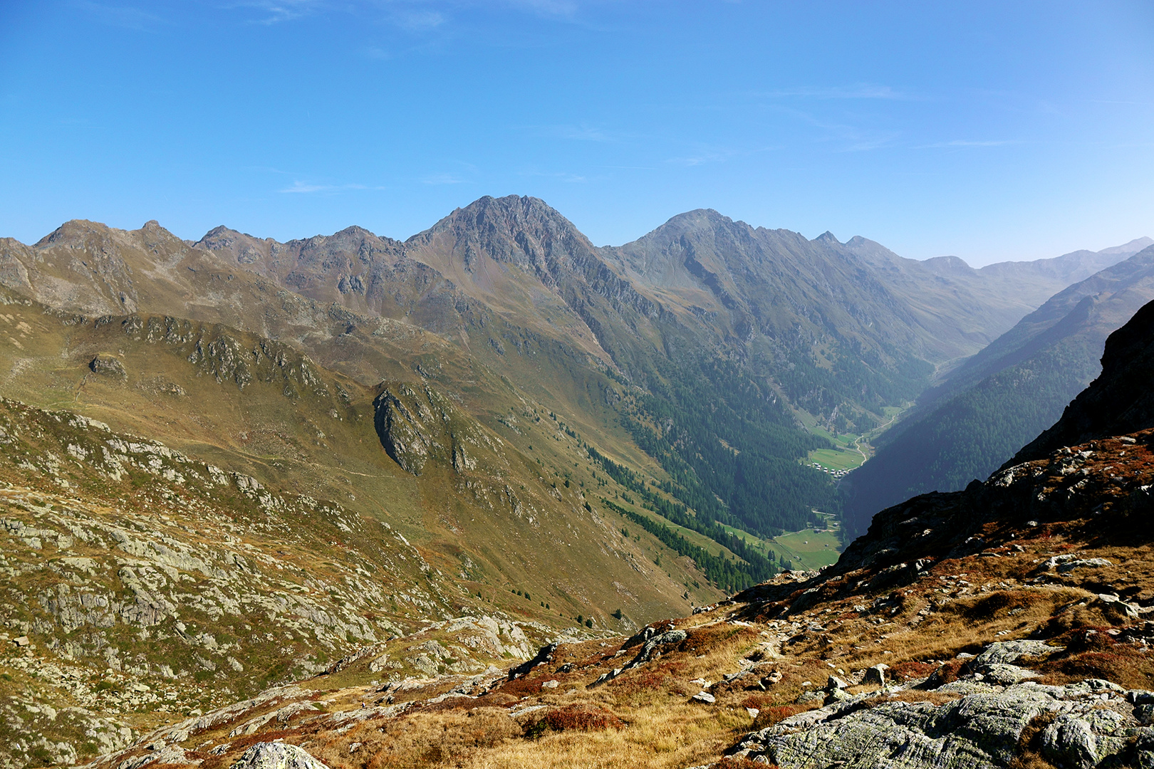 Blick vom Schwarzsee zu unseren Ausgangspunkt, der Oberstolleralm