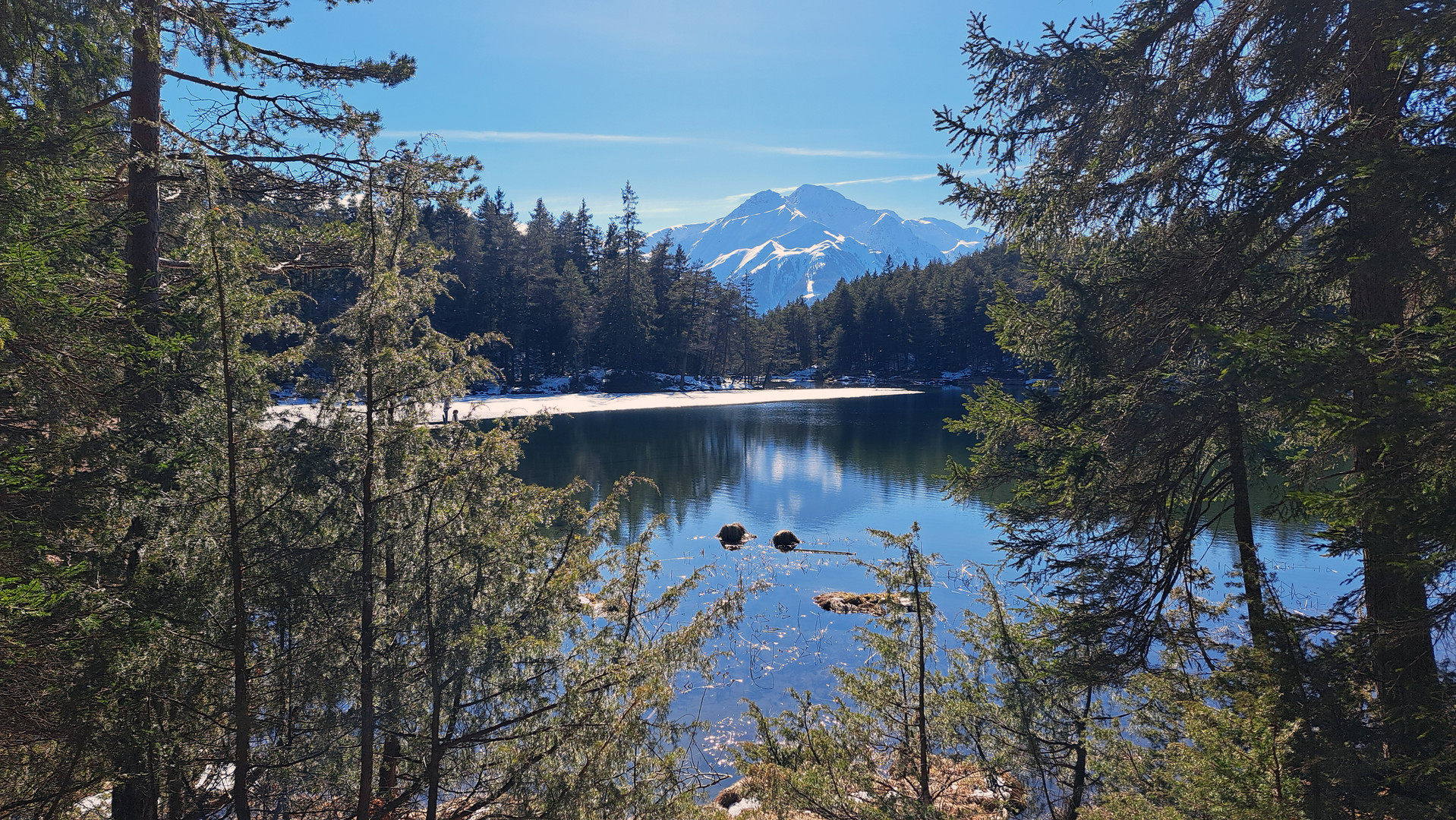 Blick vom See zum Berg