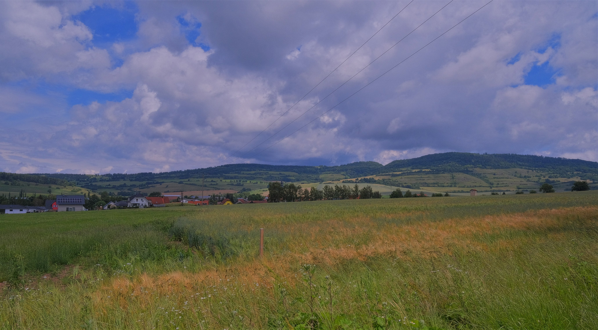 Blick vom See zum Dorf (vista del lago al pueblo)