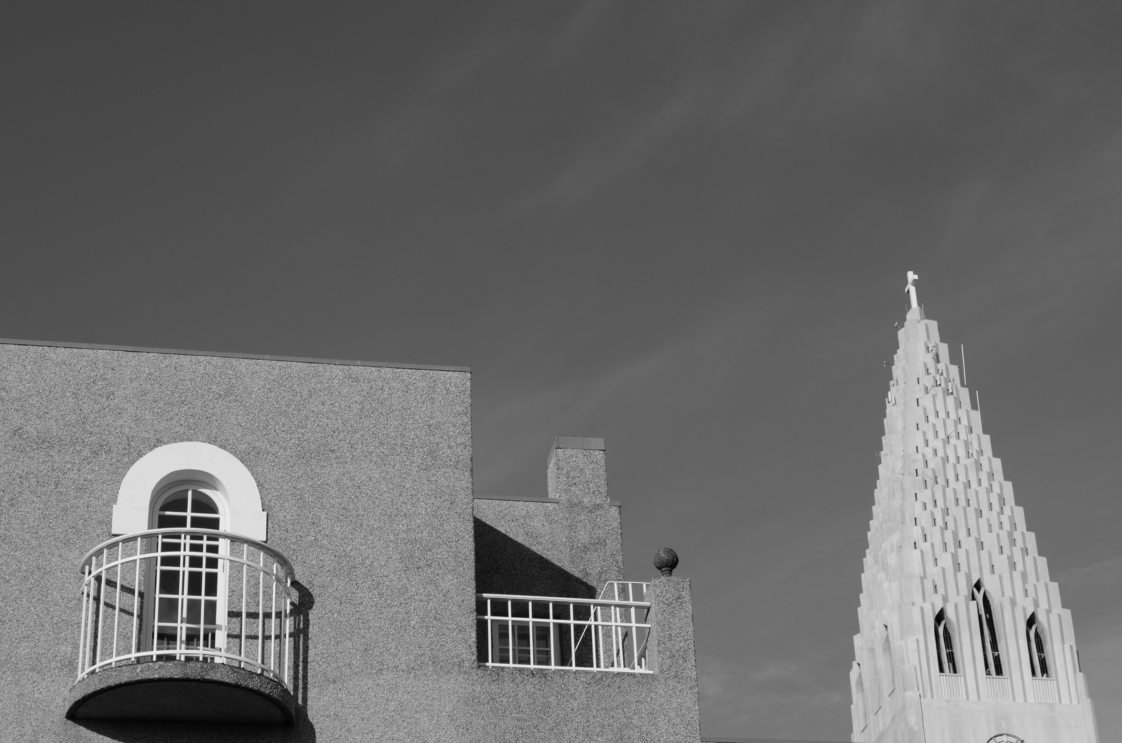 Blick vom Skulpturengarten des Einar Jonsson Museums auf die Spitze der Hallgramskirka