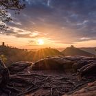 Blick vom Slevogtfelsen auf die Burg Trifels