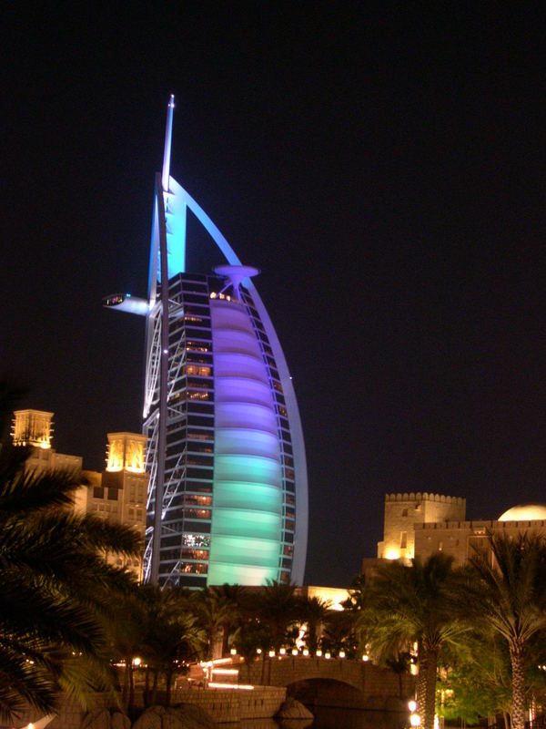 Blick vom Souk Madinat Jumeirah auf´s Burj al Arab