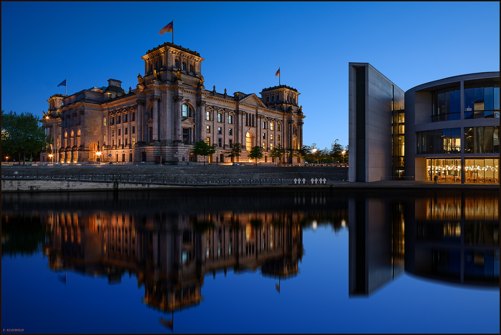 Blick vom Spreebogen auf den Reichstag