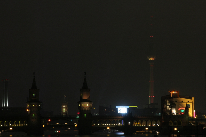 Blick vom Spreeufer in Höhe der Treptowers Richtung östliche City ...