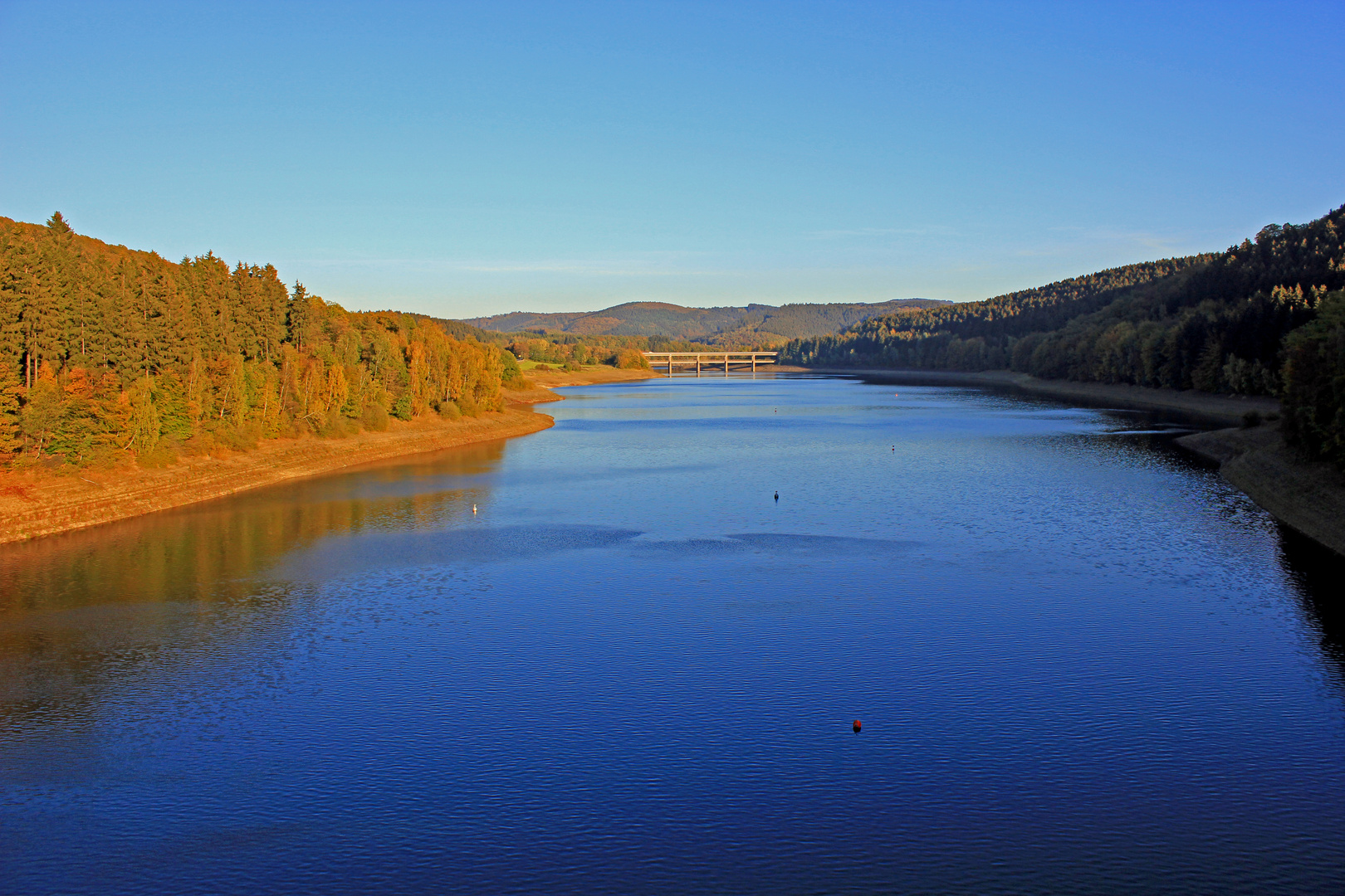 Blick vom Staudamm der Listertalsperre