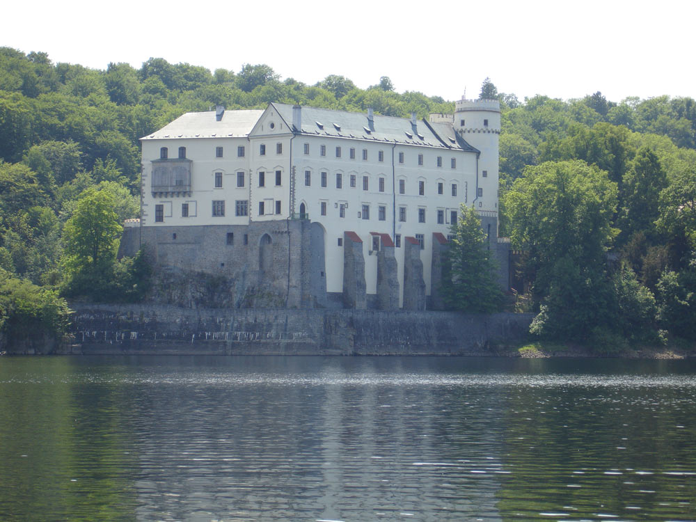 Blick vom Stausee zum Schloß Orlik