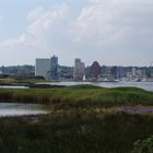 Blick vom Strand auf den Hafen