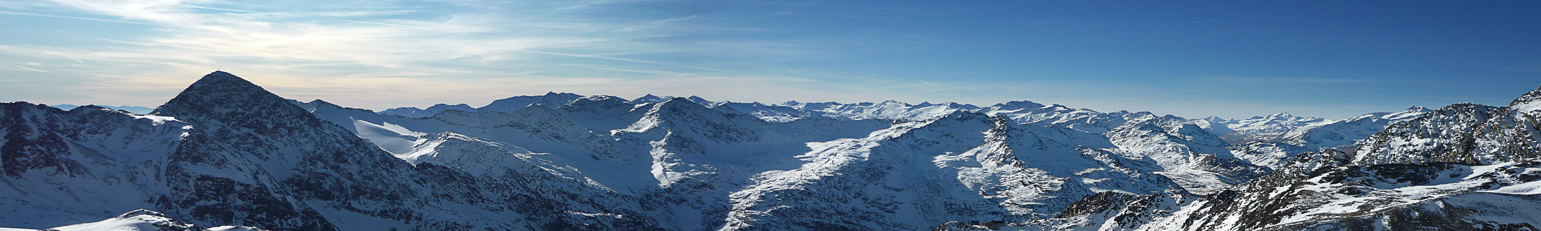 Blick vom Stubaier Gletscher in die Ötztaler Alpen mit Wildspitze und Weißkugel