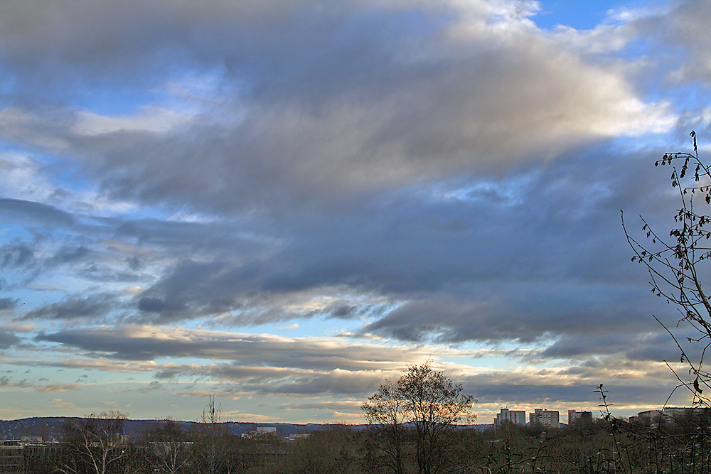 Blick vom Süden auf Dresden mit aufregendem Himmel