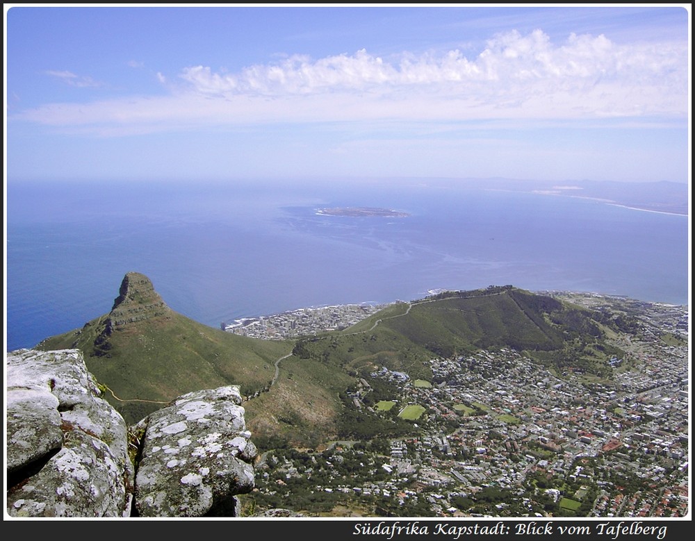 Blick vom Tafelberg auf die Bucht von Kapstadt und Robben Island