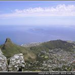 Blick vom Tafelberg auf die Bucht von Kapstadt und Robben Island