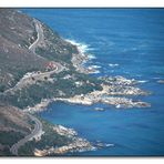 Blick vom Tafelberg auf die Küstenstraße nach Hout Bay.