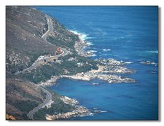 Blick vom Tafelberg auf die Küstenstraße nach Hout Bay.