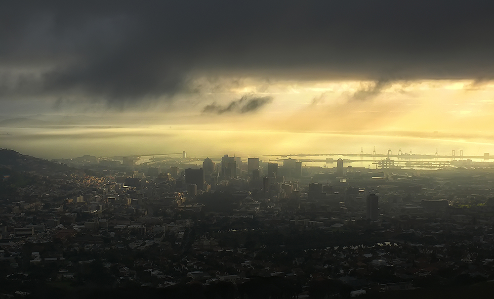 Blick vom Tafelberg über Kapstadt kurz vor Sonnenaufgang