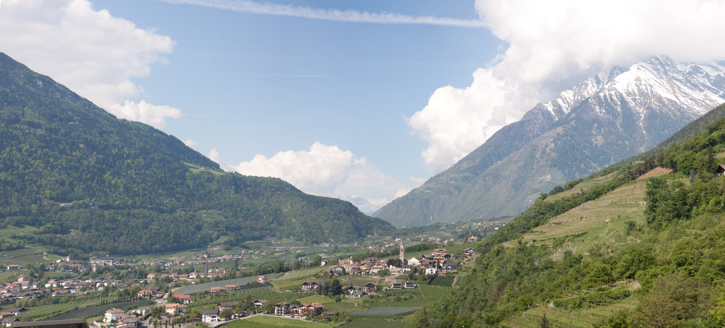 Blick vom Tapeinerweg über Algund ins Vinschgau