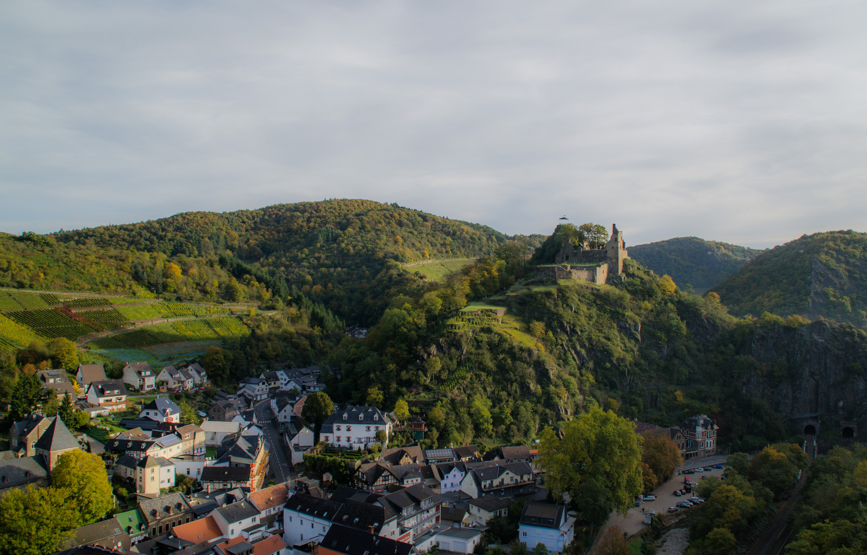 Blick vom Teufelsloch auf die Burg Are