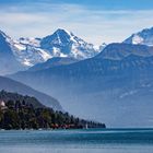 Blick vom Thunersee auf Eiger, Mönch und Jungfrau