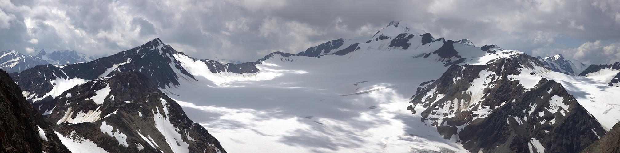 Blick vom Tiefenbachjoch auf die Wildspitze (3770m)