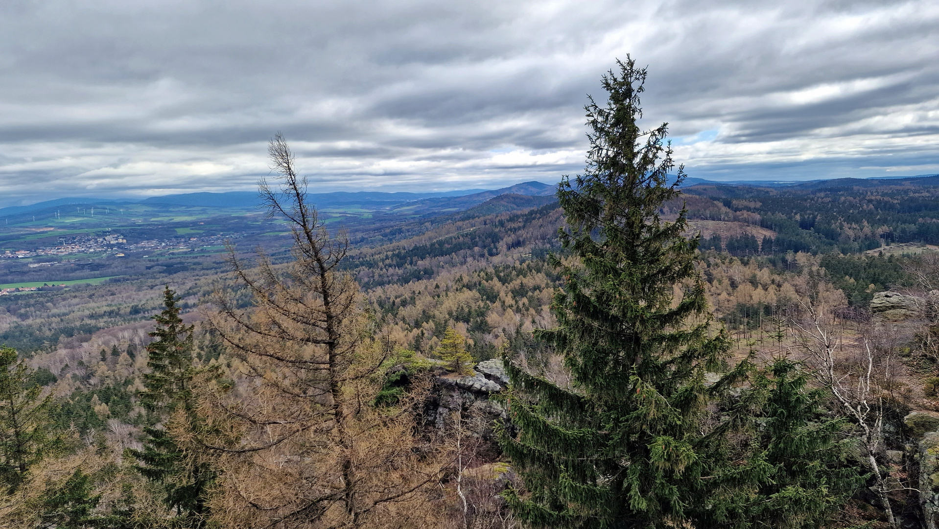 Blick vom Töpfer im Zittauer Gebirge in Richtung Osten