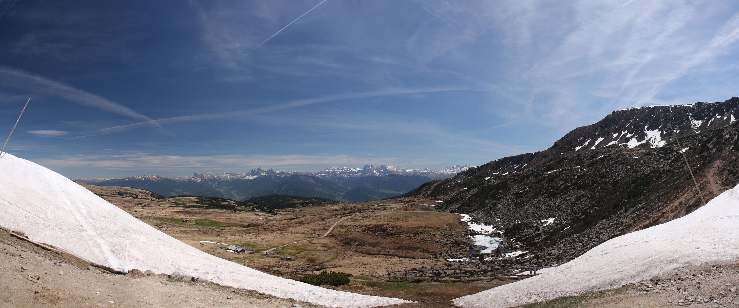 Blick vom Totenkirchel über der Villanderer Alm zu den Dolomiten