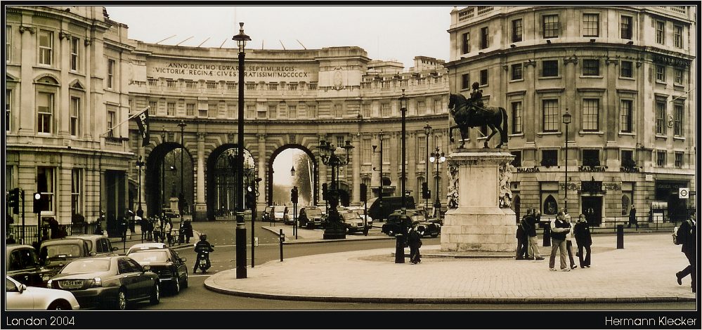 Blick vom Trafalgar Square durch den Admiralty Arch in The Mall