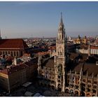 Blick vom Turm Alter Peter in Münchens City auf das Rathaus und die Frauenkirche