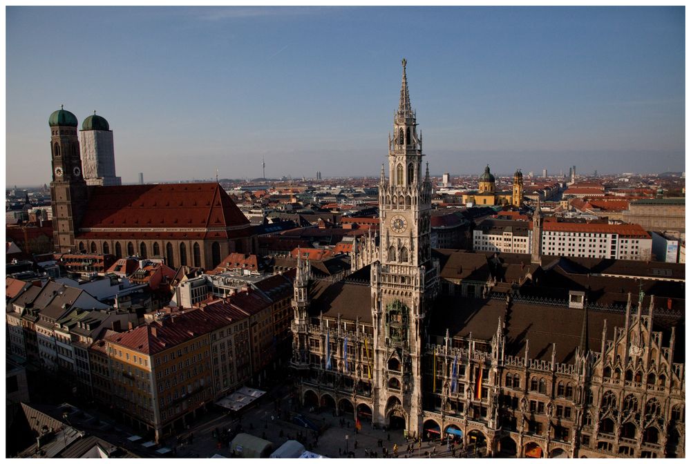 Blick vom Turm Alter Peter in Münchens City auf das Rathaus und die Frauenkirche