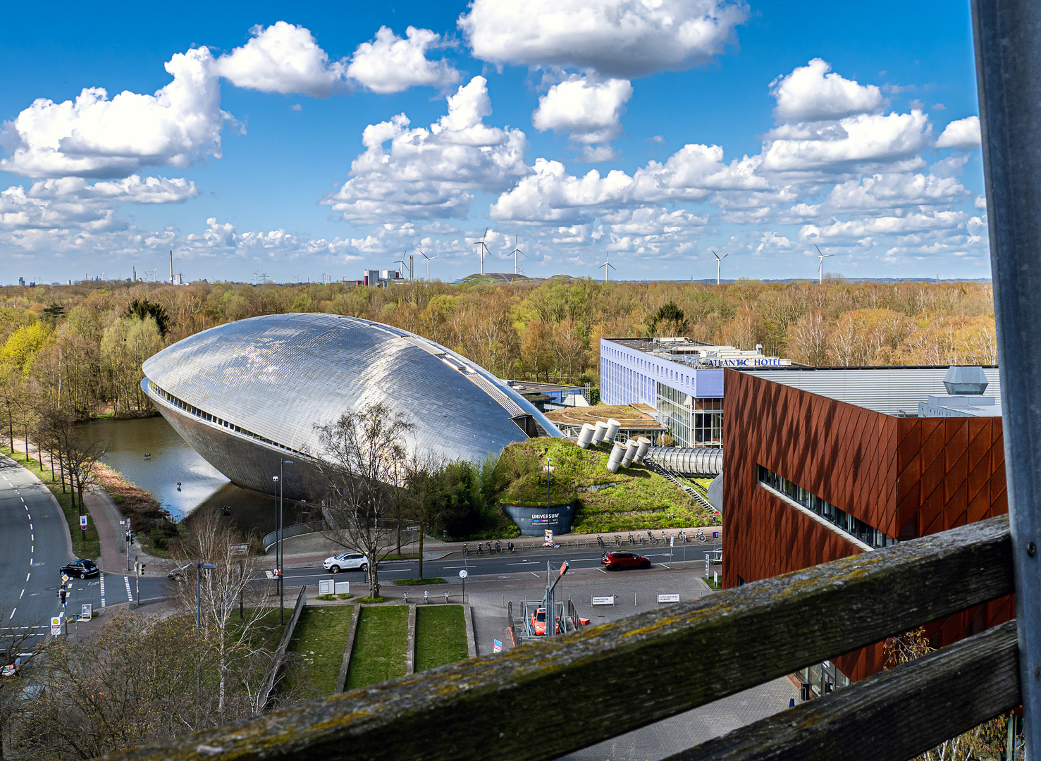 Blick vom "Turm der Lüfte" auf das Universum Bremen