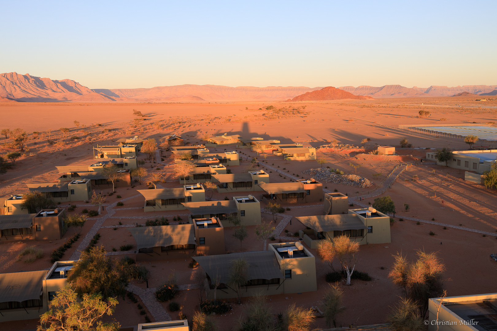 Blick vom Turm der Sossusvlei Lodge über den Namib Naukluft Park