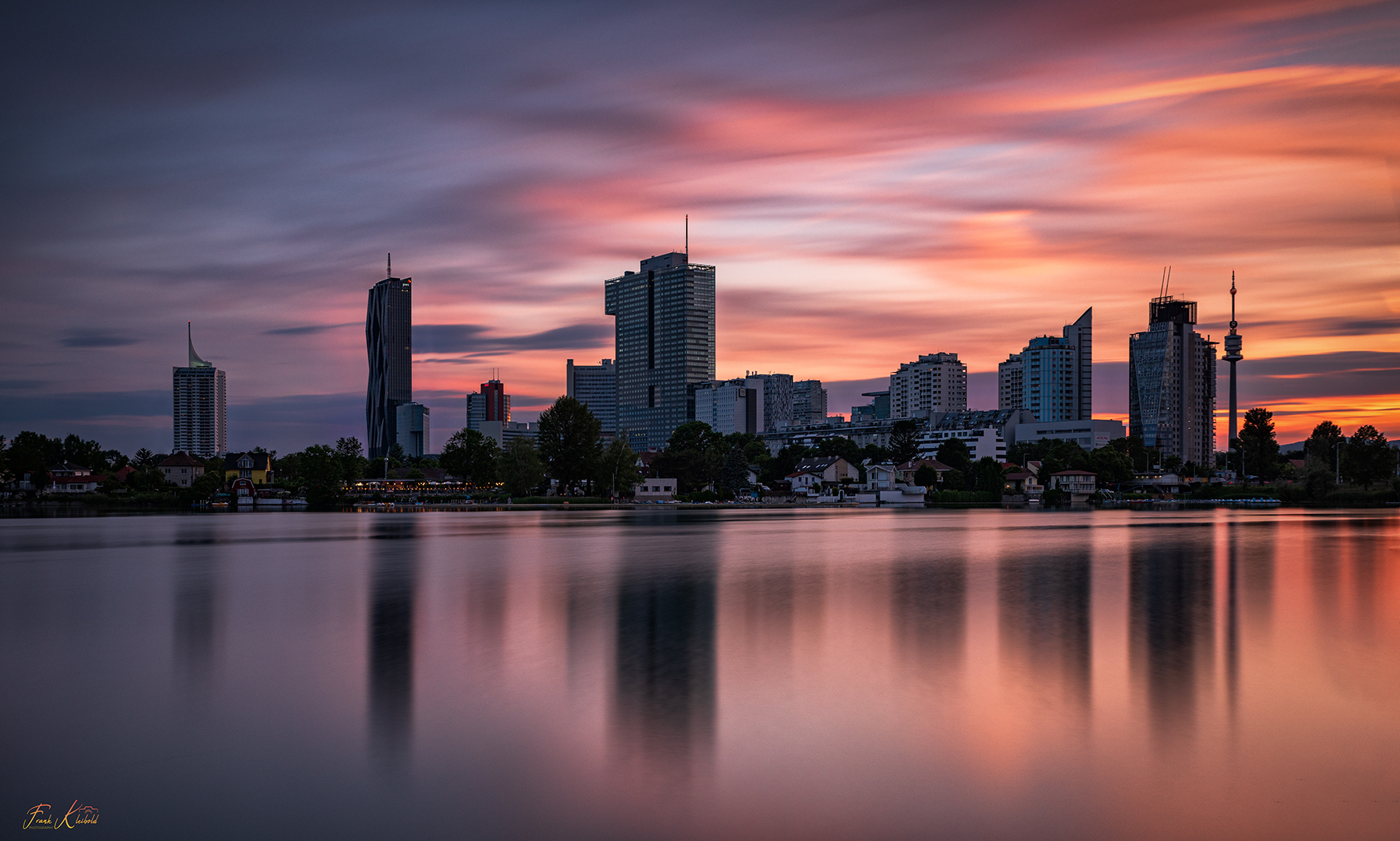 Blick vom Ufer der Alten Donau auf die Donau CIty