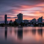 Blick vom Ufer der Alten Donau auf die Donau CIty