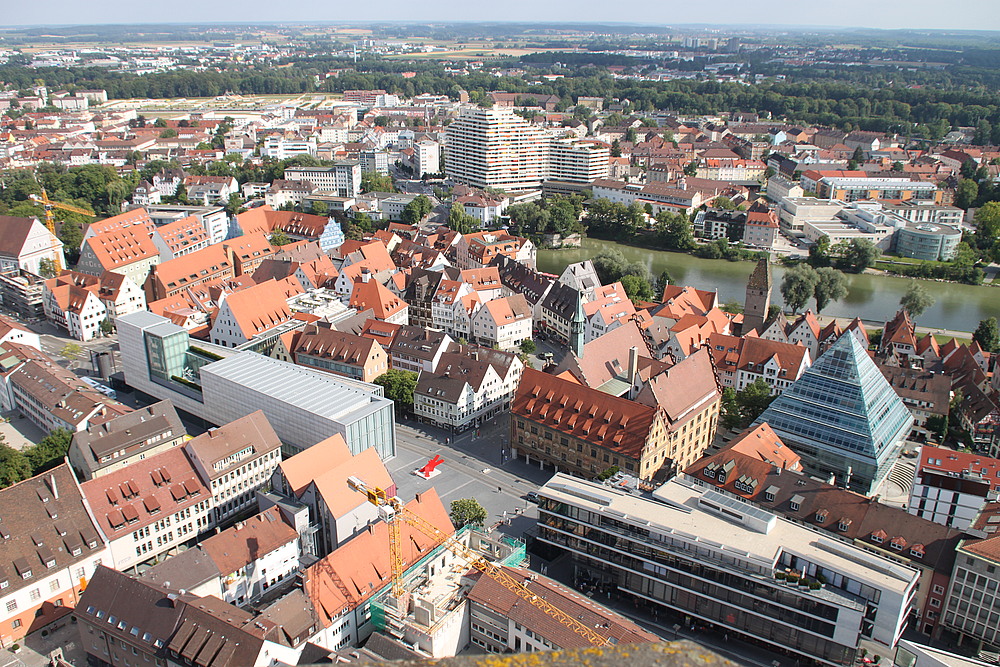 Blick vom Ulmer Münster zum Ulmer Rathaus und Bibliothek