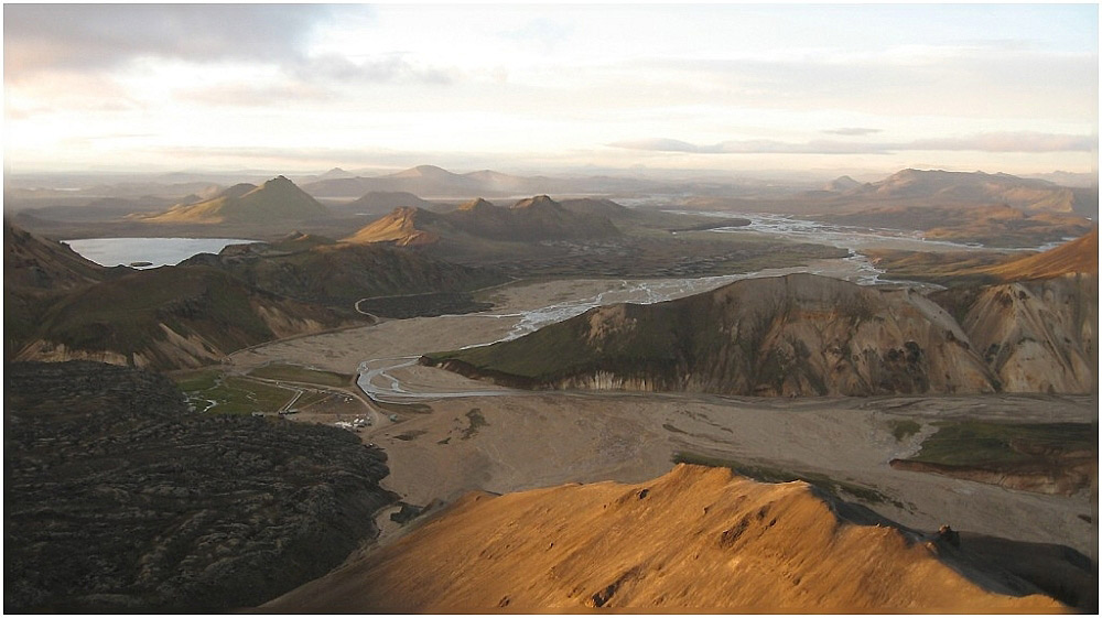 Blick vom Vulkan Bláhnjúkur (Landmannalaugar) bei Sonnenuntergang