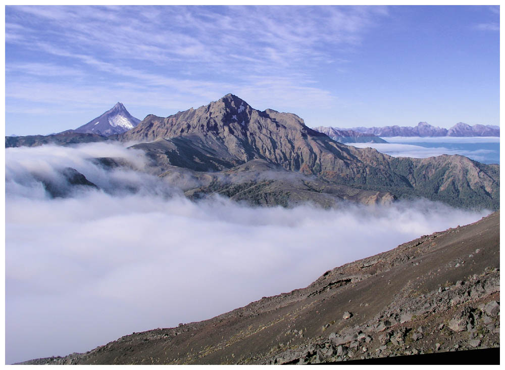 Blick vom Vulkan Osorno auf den Cerro la Picada (Mitte) und den Puntiagudo (links)