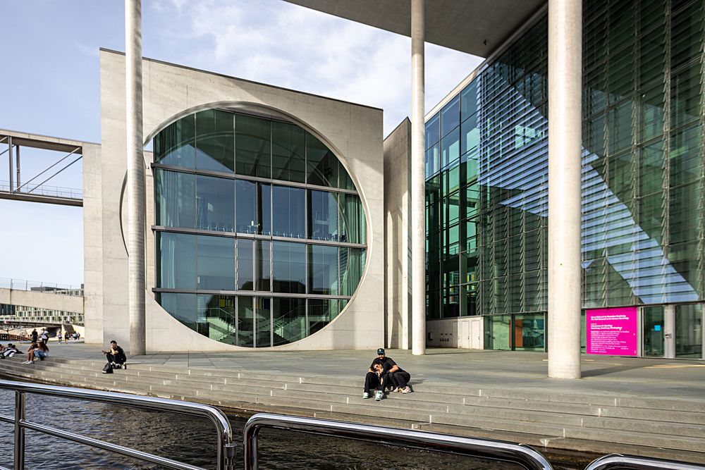 Blick vom Wasser auf das Marie-Luise-Lüders Haus