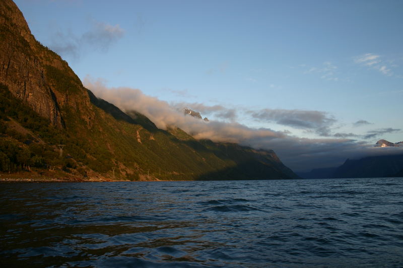 Blick vom Wasser in den Hjørundfjord bei Aalesund