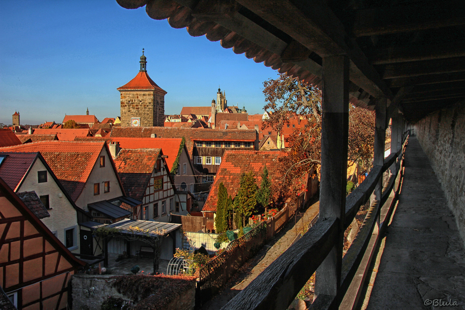 Blick vom Wehrgang auf die Dächer der Stadt 